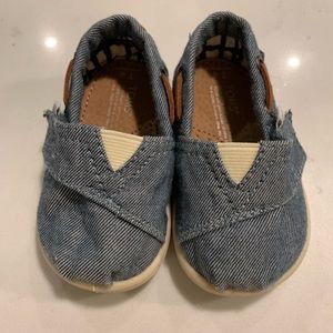Baby TOMS - Size 4